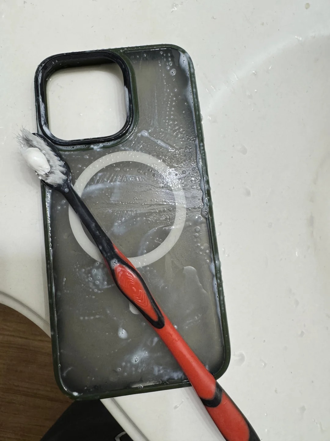 手机壳脏了，你们会洗洗继续用吗？ 