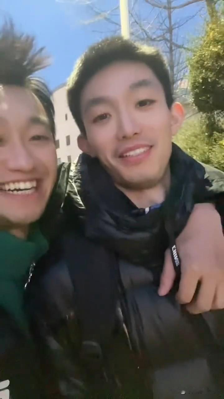 12月31日，赵子豪更新vlog，并配文“下班是挺开心的”。

视频中，他说：“