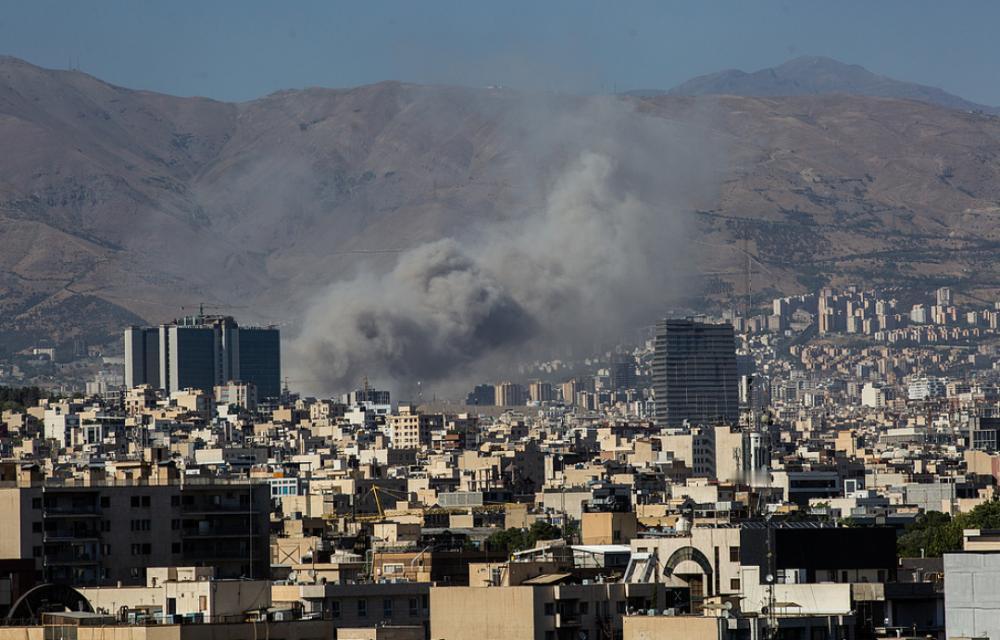 突发！

据媒体24日报道：当地时间23号半夜，伊朗首都德黑兰上空，突然传来“轰