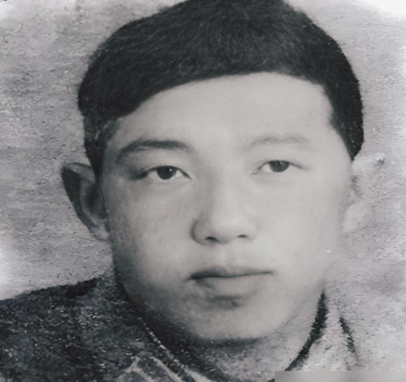 1963年国庆阅兵，一名年轻少尉站在天安门观礼台上，毛主席好奇询问他名字后，大笑