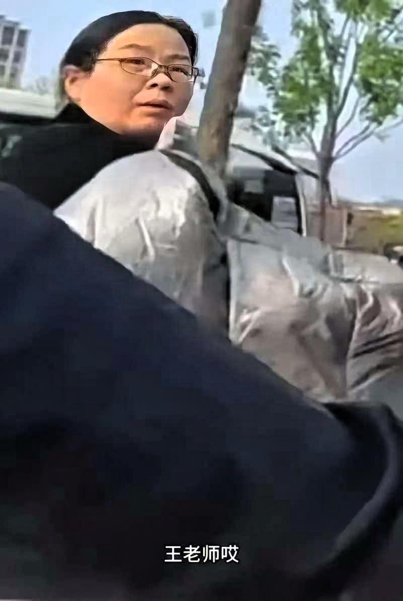 北京，一男生骑车路过母校门口，正好撞见当年的小学班主任骑着电动车往学校赶，他把车