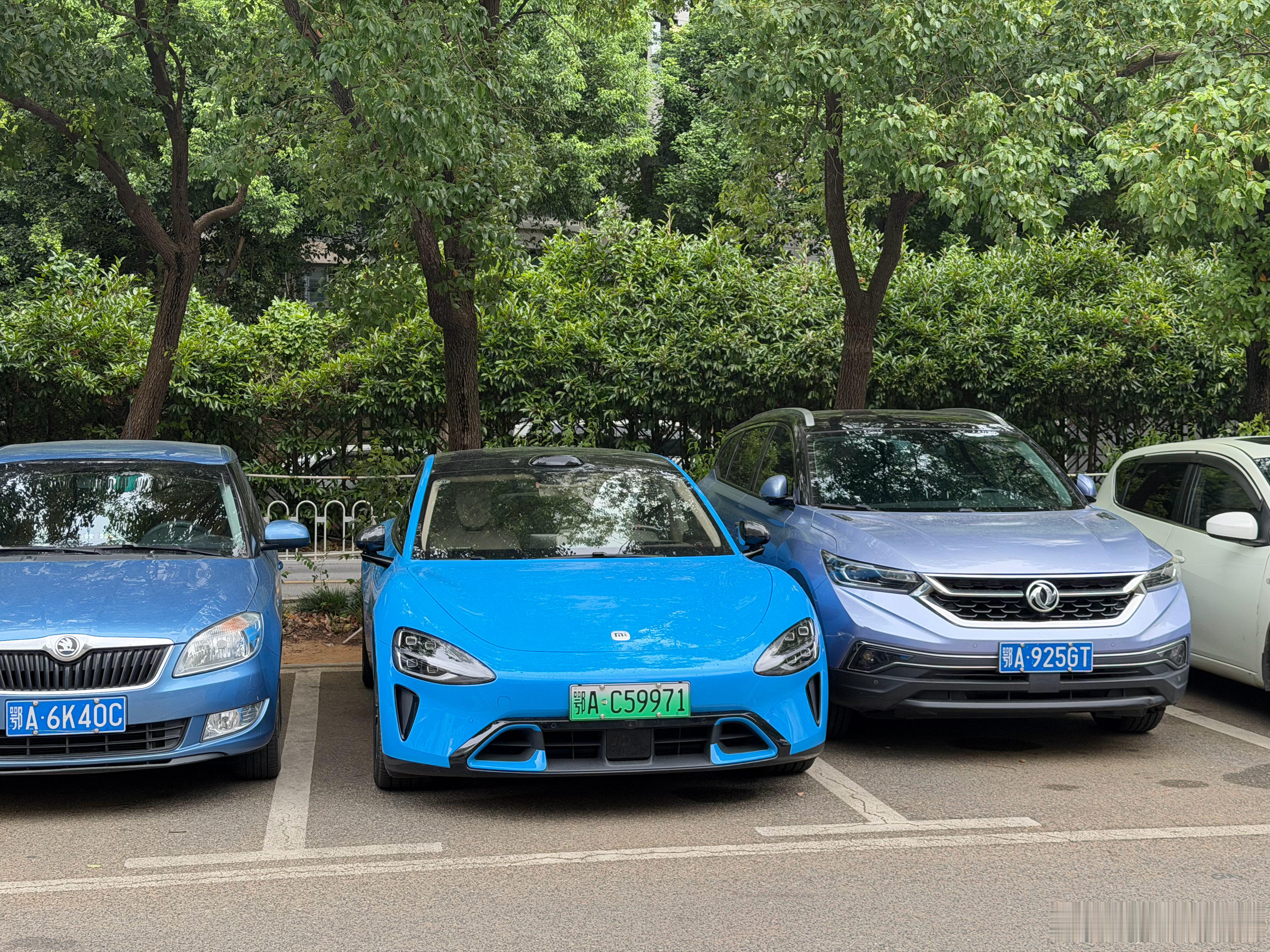 小米的关门泊车，真的人性化，左侧空间只能保证左侧的车辆可以正常驶出，右侧为右侧的