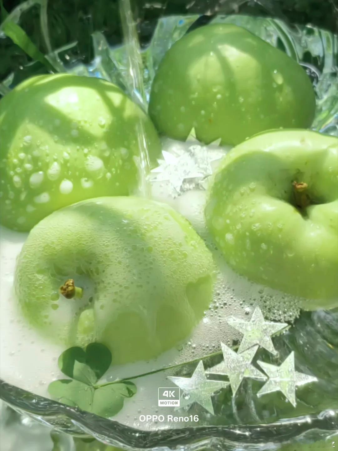夏日里的青苹果🍏好喜欢今天的这一组青苹果照片🍀四叶草和青苹果超级搭配的！！小