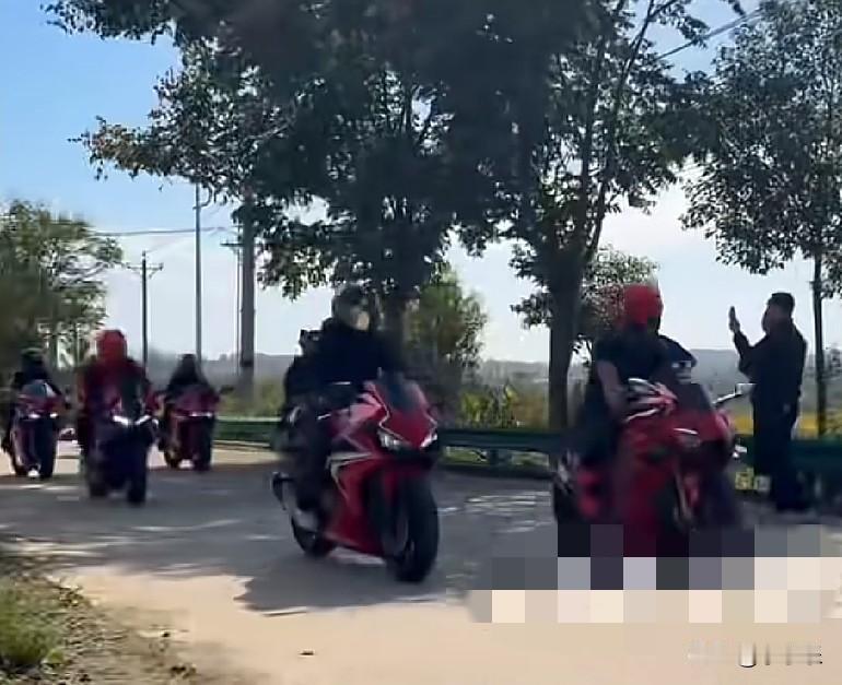 10月6日，武汉黄陂，一小伙结婚前发了条邀约网友“吃席”视频，视频中称，不用随礼