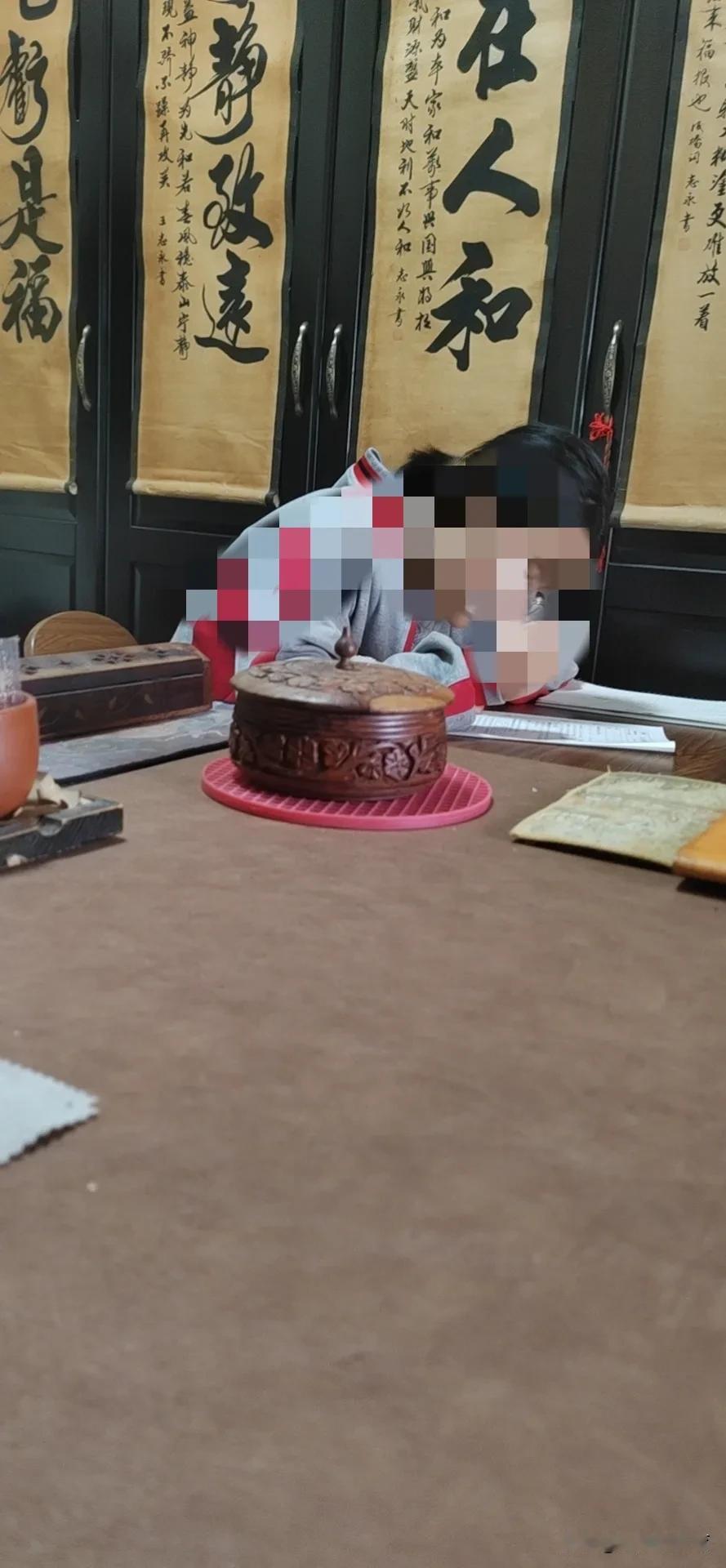 #在西安上初中，该卷还是该躺#
 
在西安大多初中在卷，一个班内几手都在外补课，