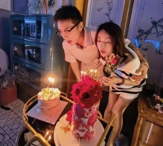 吴谨言洪尧与朋友庆祝新婚的照片曝光，吴谨言手拿玫瑰笑容，与洪尧都笑得非常灿烂。照