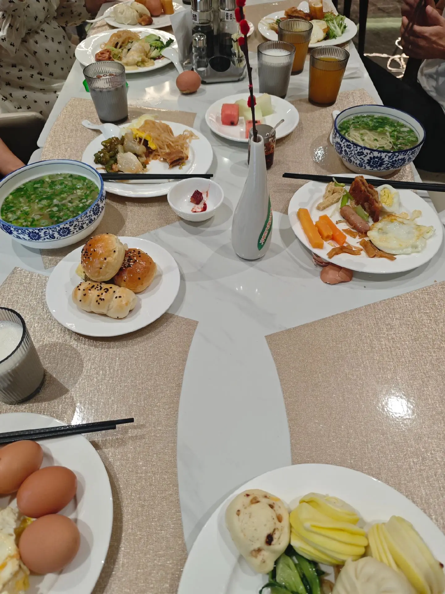 出我大明朝了，在异国他乡瓜州县吃个早餐，准备出发探访榆林窟，然后前往敦...