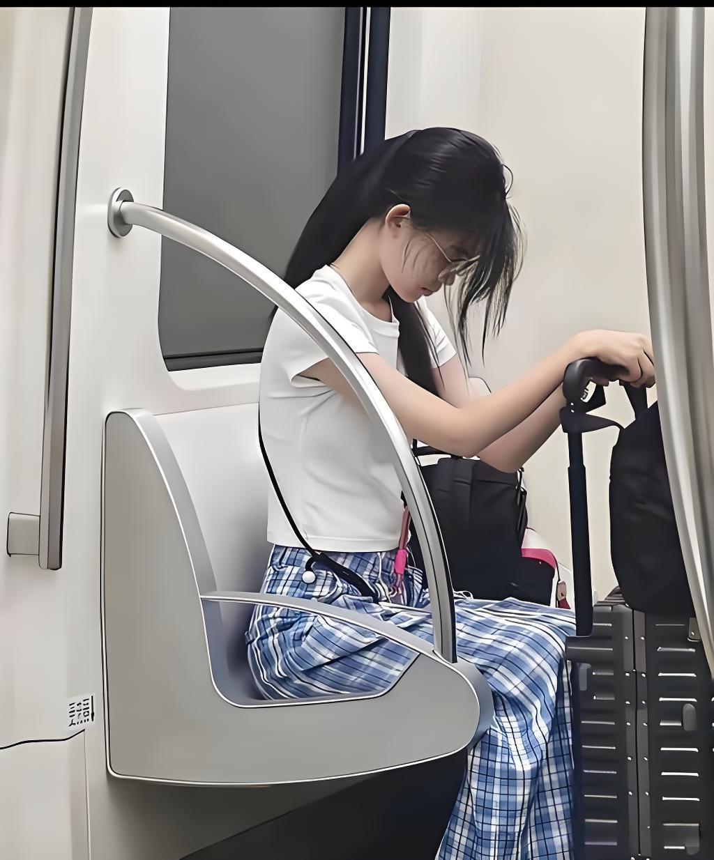 地铁里撞见个“神仙颜值”姑娘，
却看愣了——精致脸蛋配着垮掉的肩，一手拖行李箱一