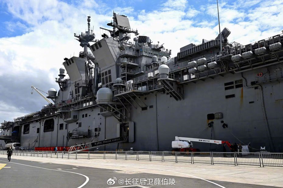 据《华尔街日报》报道，五角大楼正将一支由海军陆战队员组成的远征部队和两栖攻击舰“