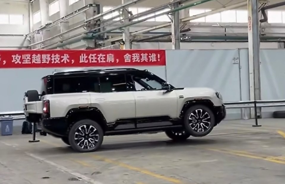 比亚迪方程豹豹8  已经进化到三个轮子都可以跑的程度了，而且还是抬着轱辘跑，这谁