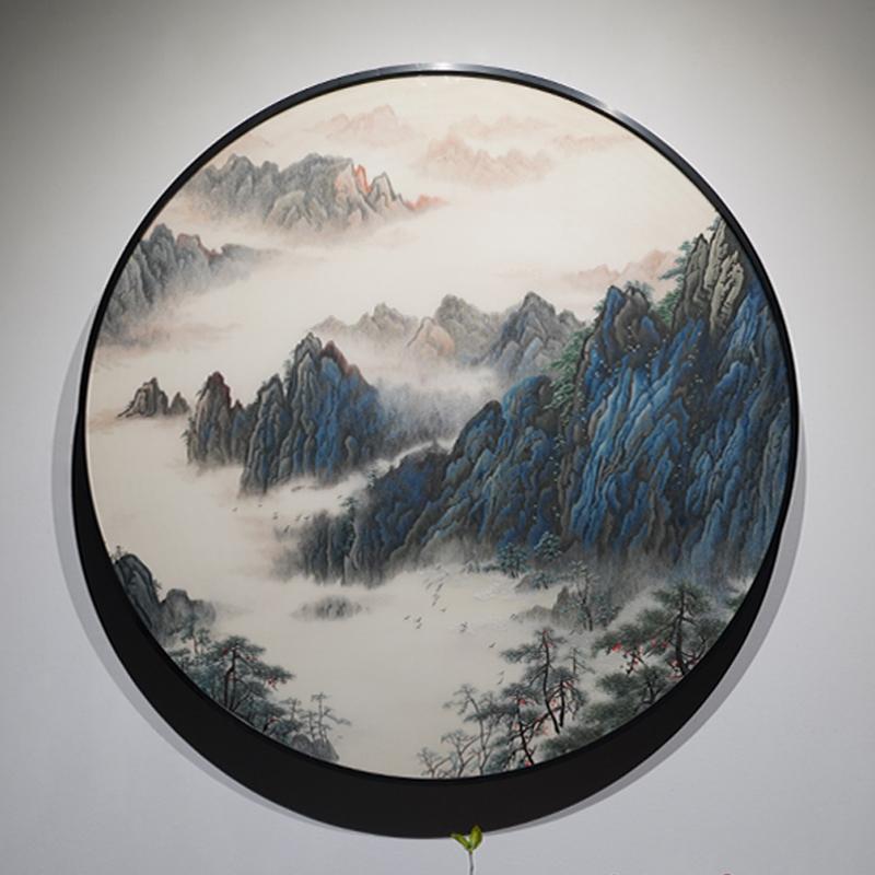 玄关圆形挂画甄选！云山苏绣大气聚财 柔丝织云山雾海，群峰拥祥云，青山为...