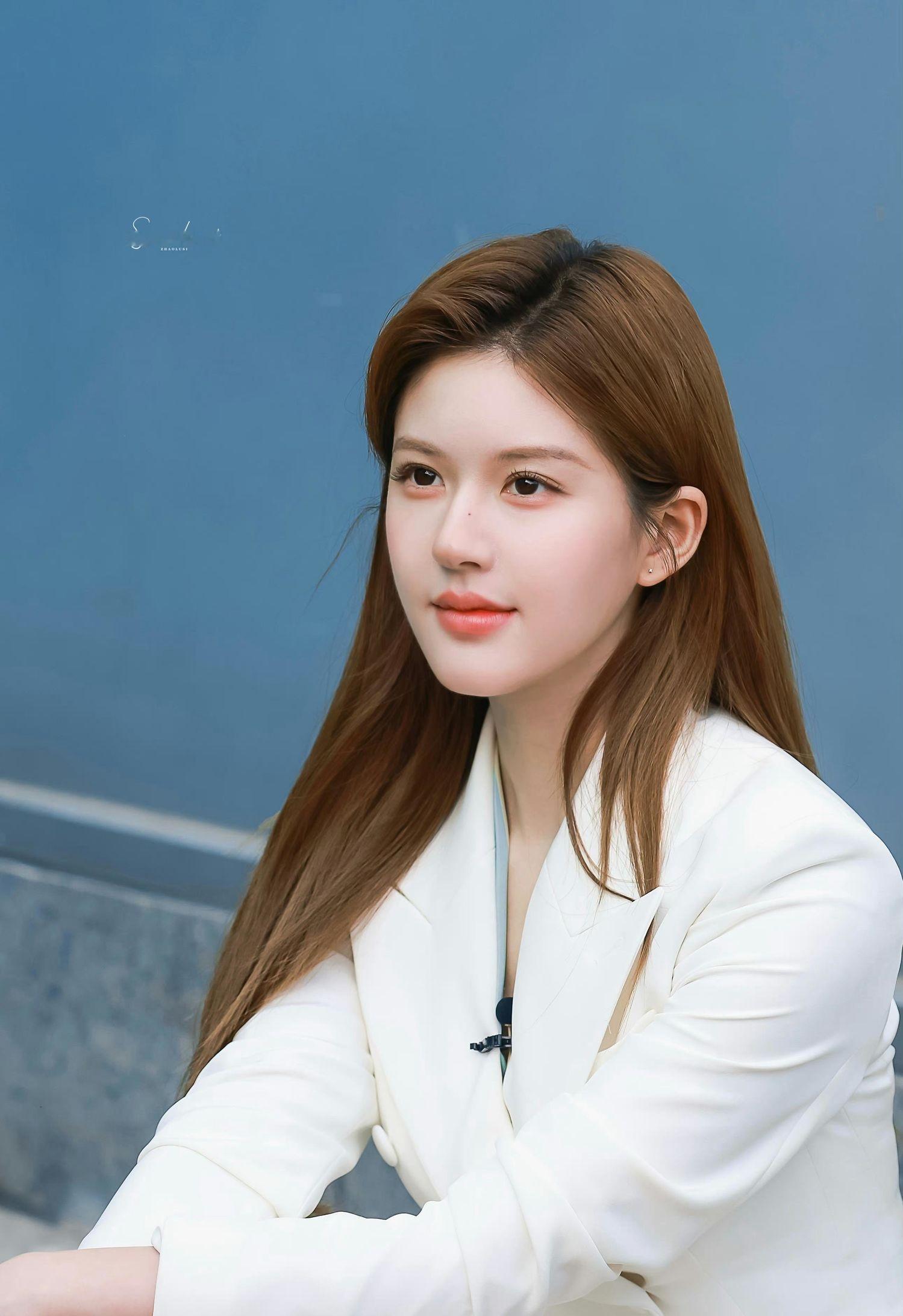 赵露思 定制综艺让我们在跟随她的脚步中，重新审视自己的生活，学会珍惜身边的美好，