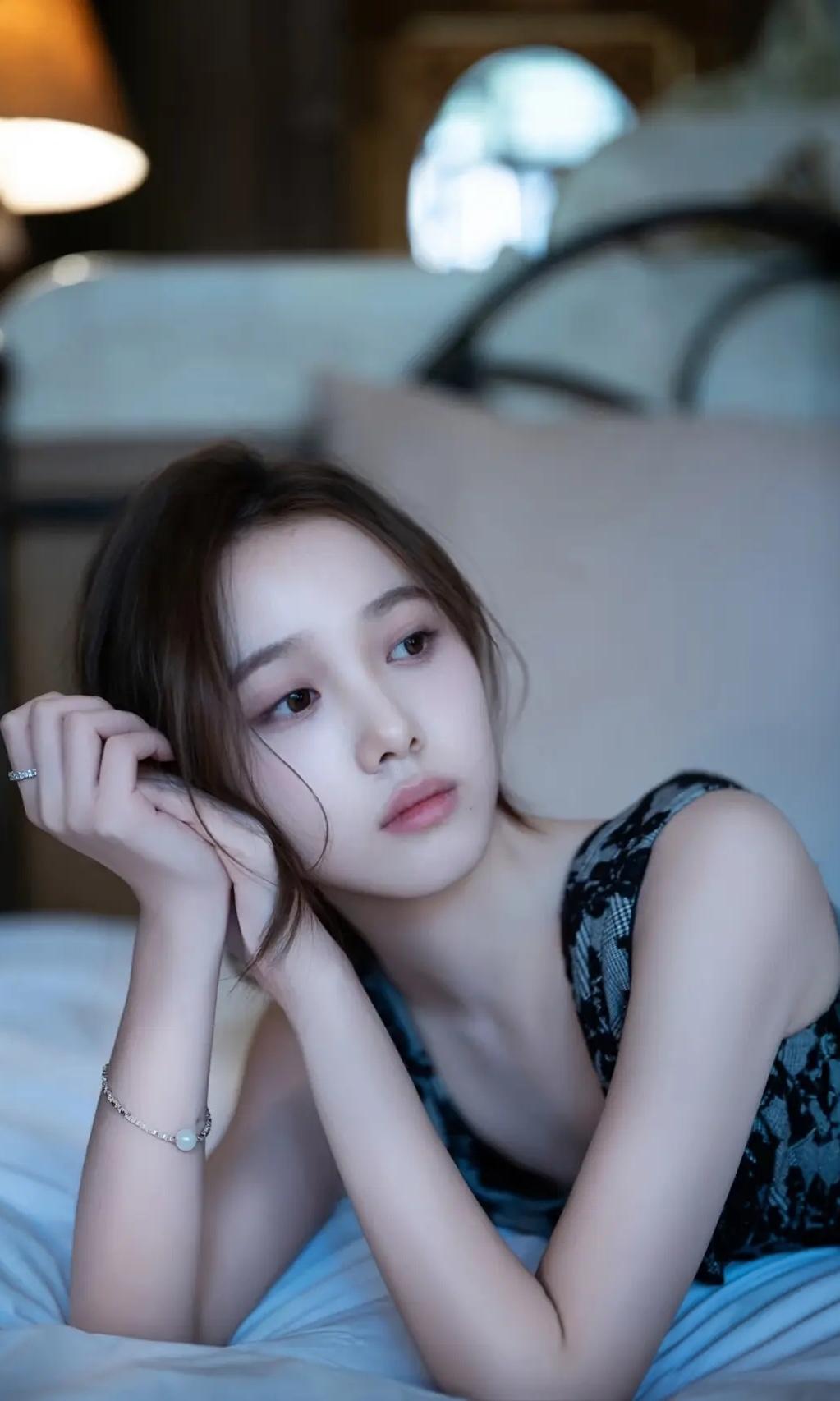 李瑜  网红新星，眉眼清透，自带柔光，甜而不腻，非网红脸，美得清纯而特别。​​​