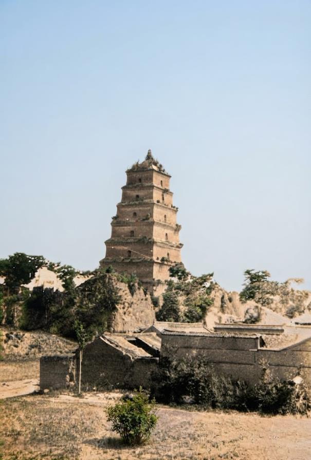 这张老照片里的是民国时期西安慈恩寺大雁塔，这座七层的楼阁式砖塔高耸而立，塔身线条