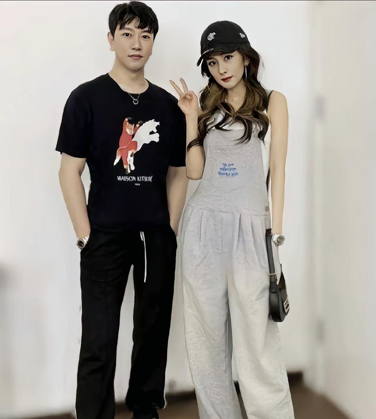这位帅哥是杨幂的小老弟吗？
鼻子和下巴脸型咋那么像呢？
男星审美天花板