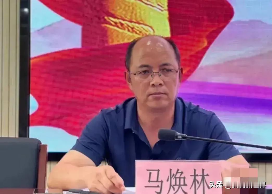 男教师猥亵女生，女教师诱奸男生，如此禽兽竟然得到学校校长保护和网友同情。
极目新