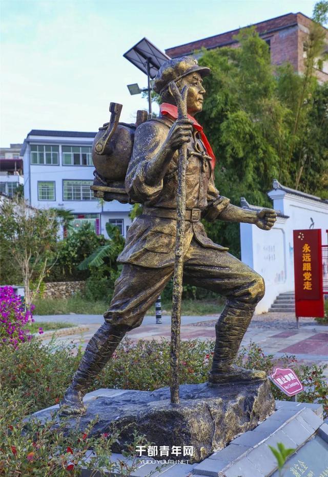 1976年，一名老人在北京军事博物馆参观时，他趁没人就想摸一下文物，工作人连忙阻