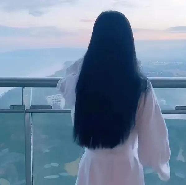 当你落难时有谁会帮你?
1、父母帮助的可能性，几乎高达99%。
2、夫妻帮助的可