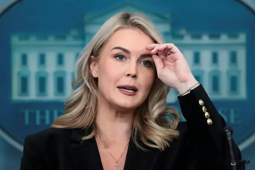 特朗普麾下28岁"怼人女王"发言人卡罗琳，这回栽在了自家亲戚身上！其巴西前准嫂子