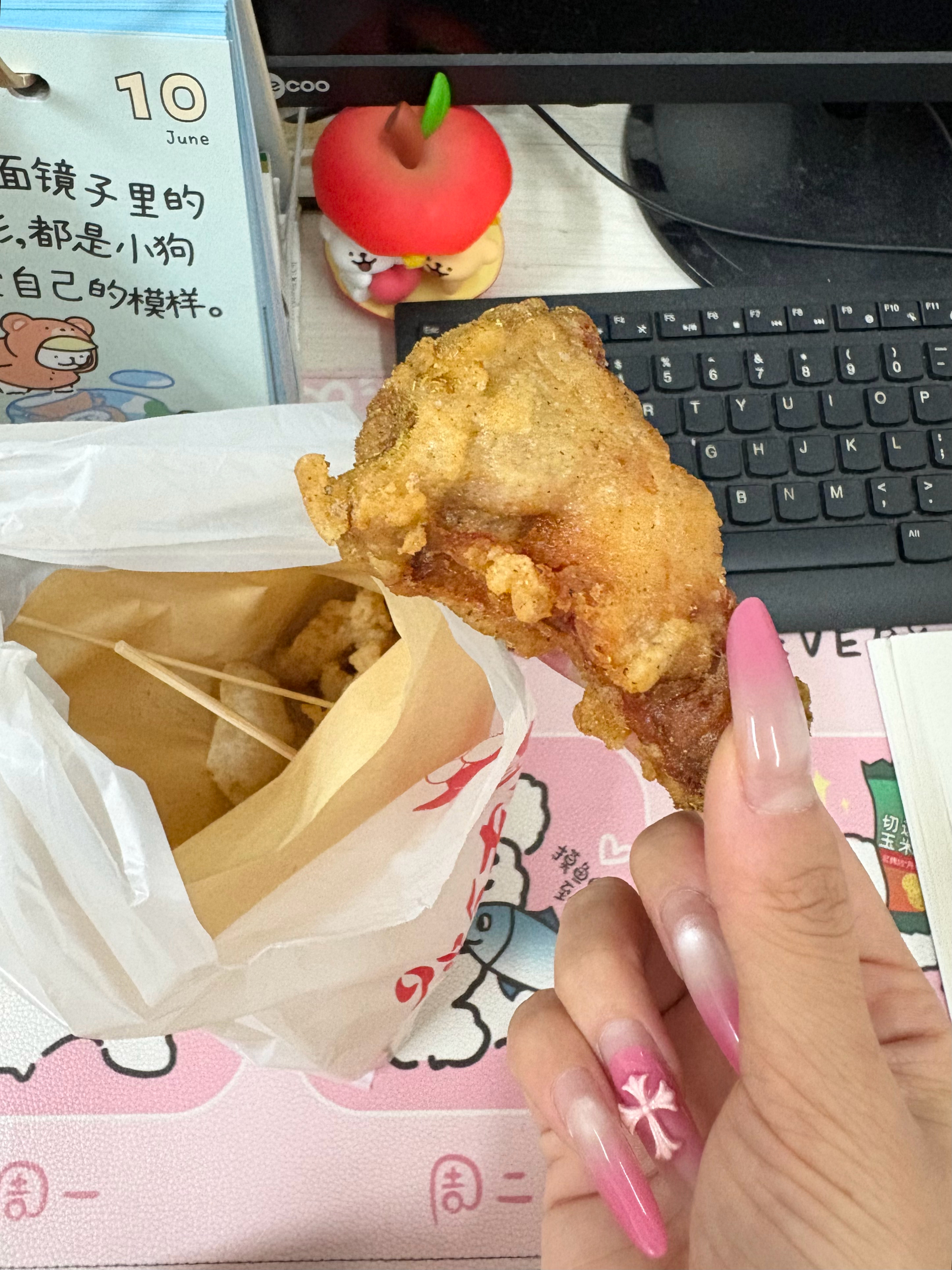 我俩又溜出门买好吃的同事妹妹请我吃炸鸡😋 