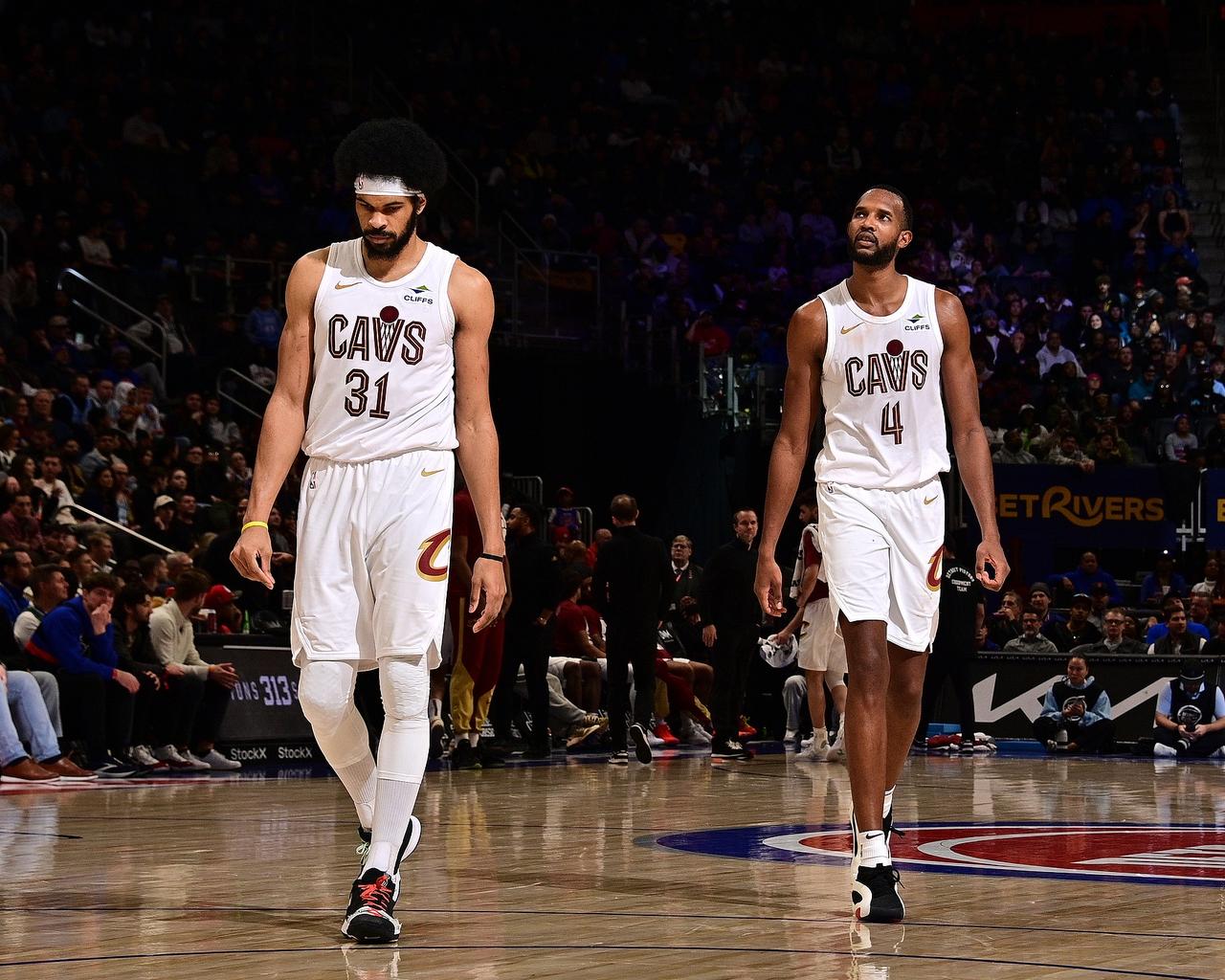 谈到哈登和骑士活塞这场比赛，中锋阿伦说：“我们的失误导致未能达到预期目标。当顶级