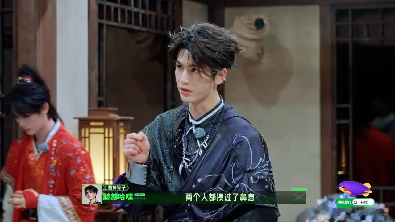 谁给刘宇宁画的草莓丁程鑫张凌赫看到刘宇宁身上有草莓的反应谁懂刘宇宁大方露草莓名场