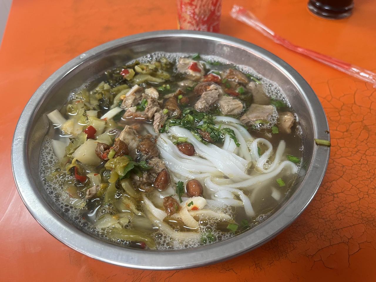 我小时候都是家里吃，早上鸡蛋面，中午白粥咸菜，有时会有个青菜，晚上米饭加一锅骨头