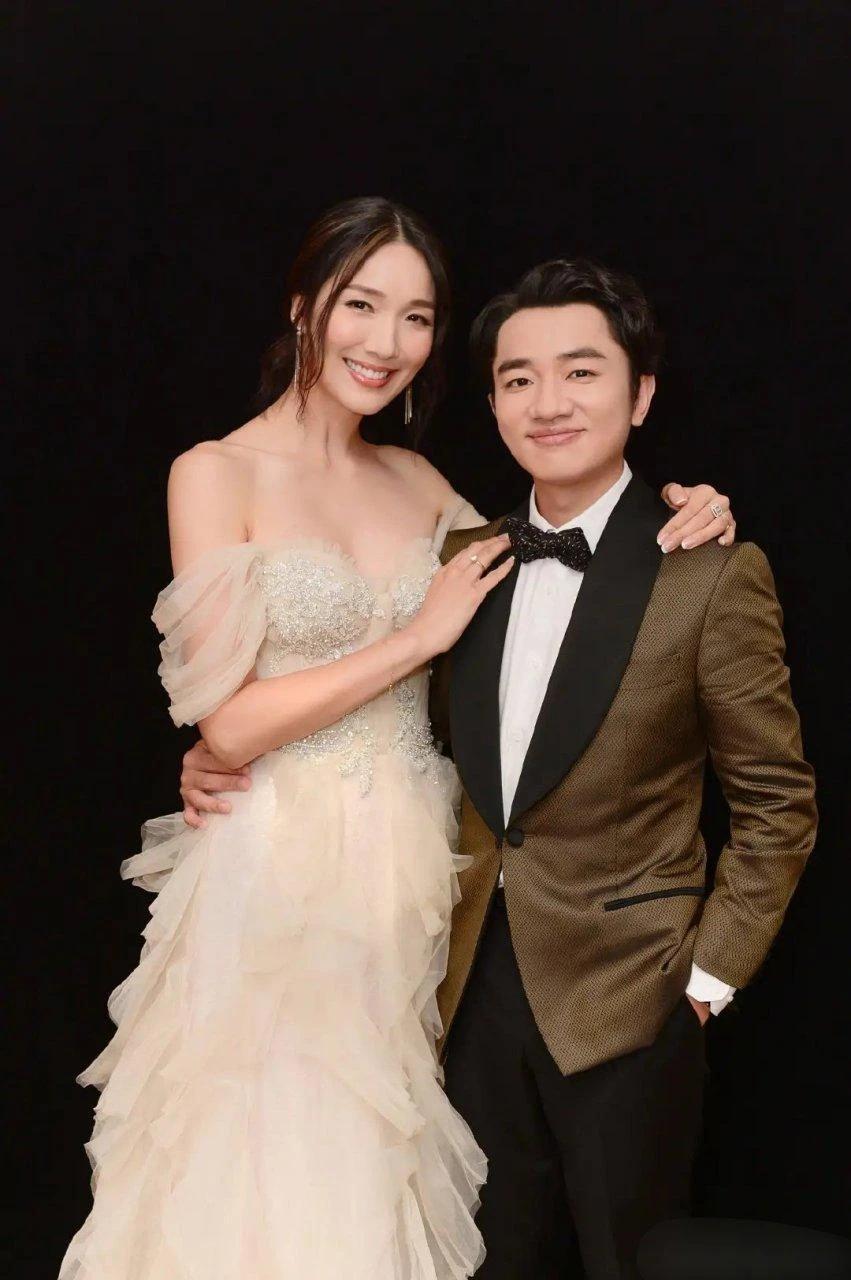 不服王祖蓝都不行，小小的个子却娶了一个粘人的高老婆。看他老婆这种粘人的程度，就算