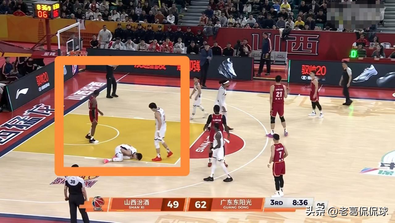 山西汾酒外援迪亚洛真是太坏了！在今天山西汾酒主场迎战广东东阳光的比赛中，当时比赛