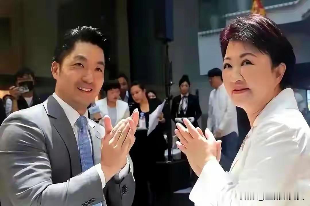 民进党立委、台北市长参选人沈伯洋日前与行陈时中同台出席牙医师后援会成立，陈时中称