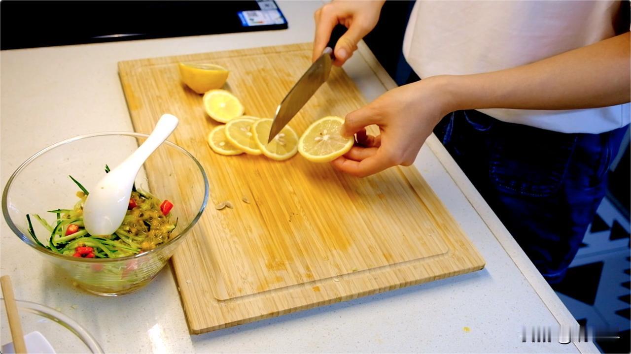 🍝做法🍝
1-准备半个洋葱切丁、半根青瓜切丝、少量红辣椒、1个百香果、四片柠