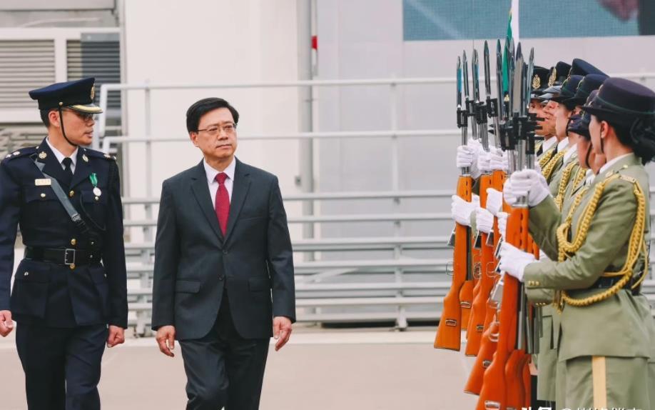 去殖民化才是解决之道

国泰航空终于在网友们的劈头盖脸的责问声中解聘了3名空乘“