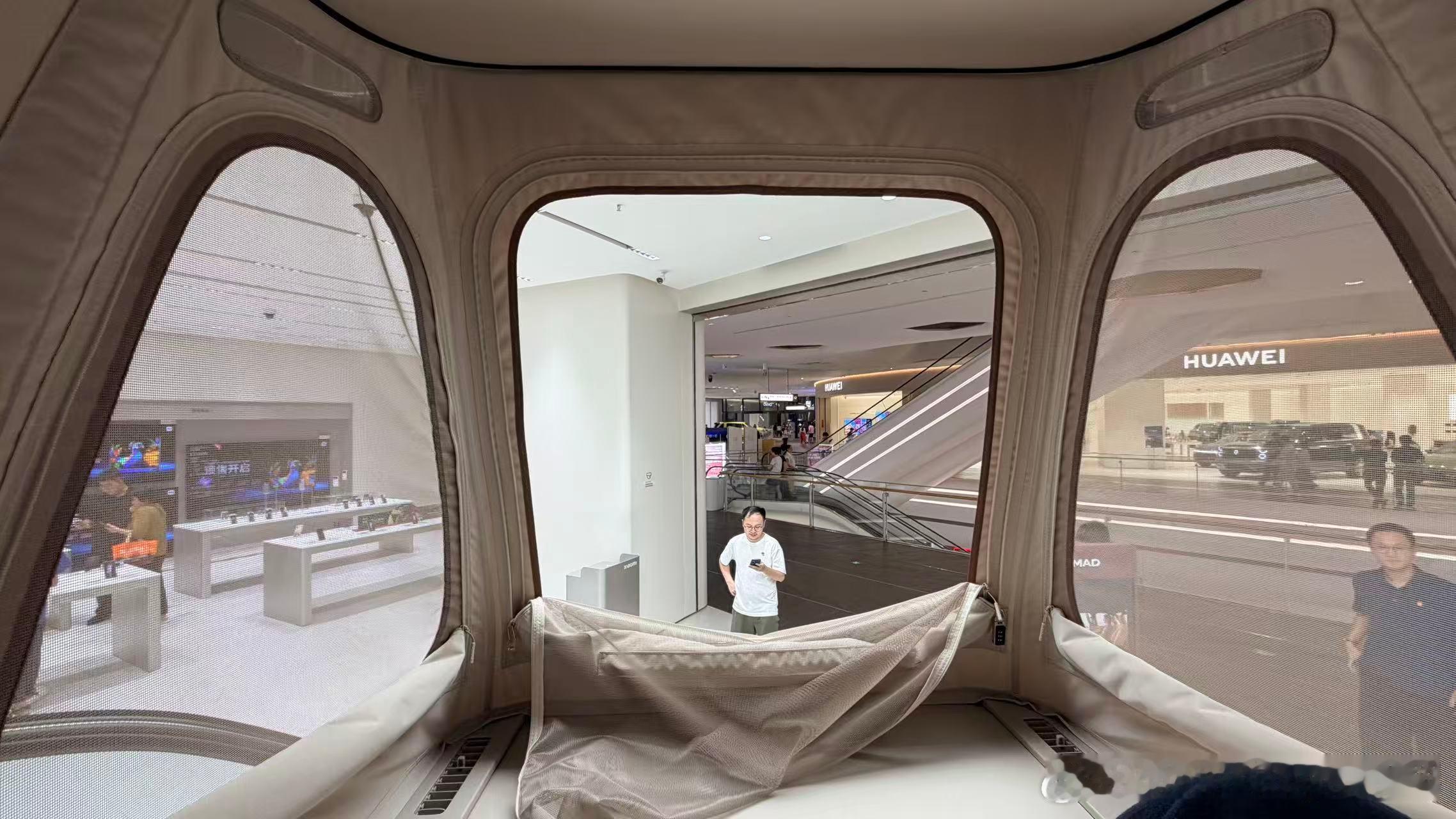 车友群里面，但凡去看小米这个澎程 N90 探索版的，高低都得爬一下这个顶棚……看