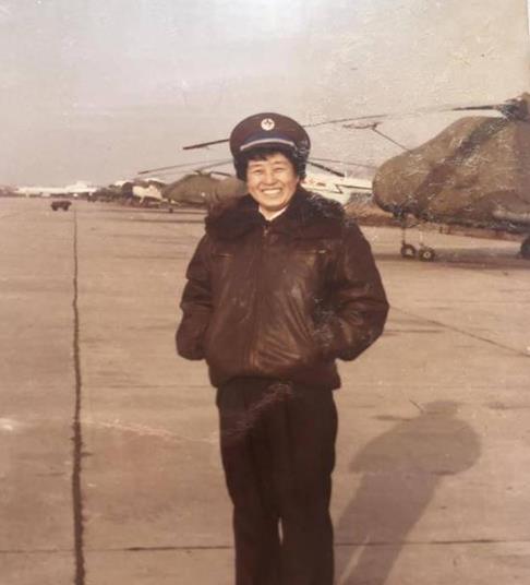 1964年，28岁女飞行员张连芳，将要执行绝密任务。她整理好装备，刚要上飞机，哪