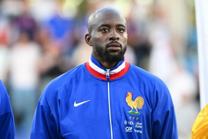 法国队现有的中锋储备中，最适配姆巴佩的人选，毫无疑问是射门精度极高、前场活动范围