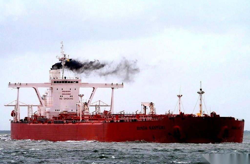 这艘叫“蒂法尼号”的30万吨超级油轮，在海上拼命跑了半个月，最后还是没能躲过去。