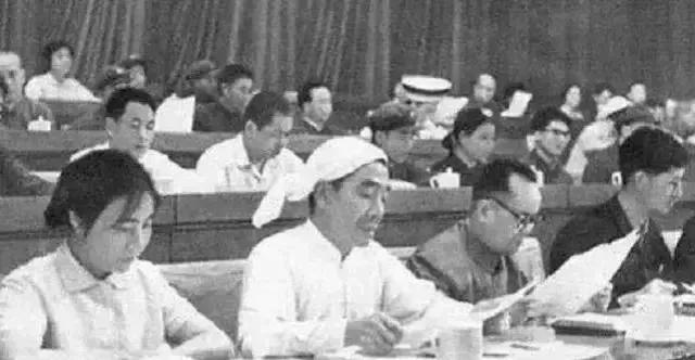 1980年深秋的北京火车站，陈永贵把那件穿了五年的中山装领口又紧了紧。

这个曾