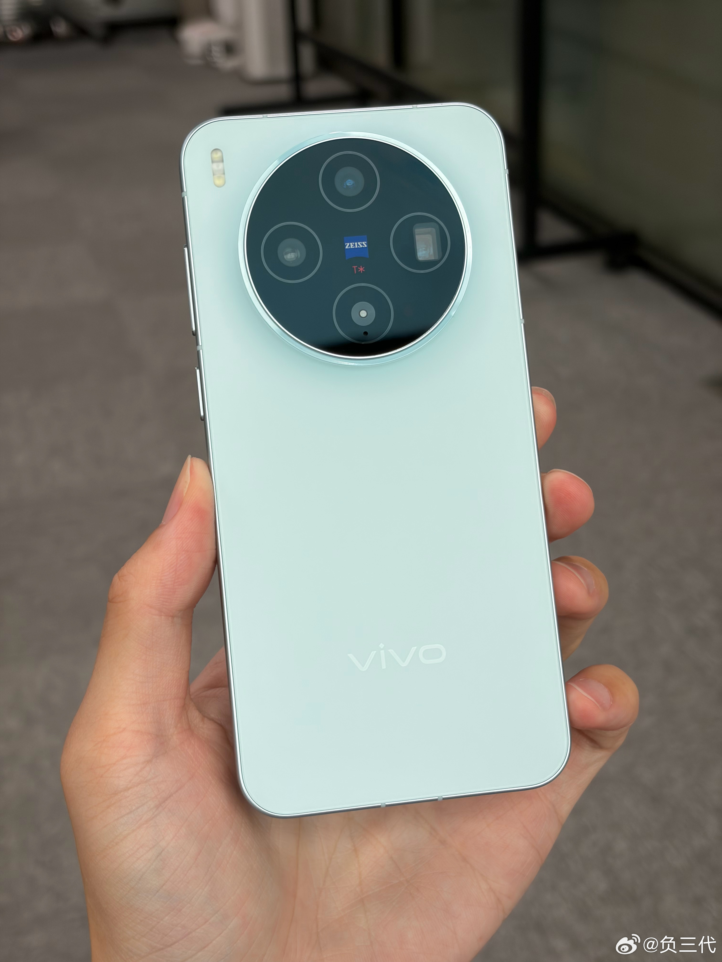 vivo X300系列里我确实更喜欢X300标准版，毕竟拍照好的大手机有很多，小