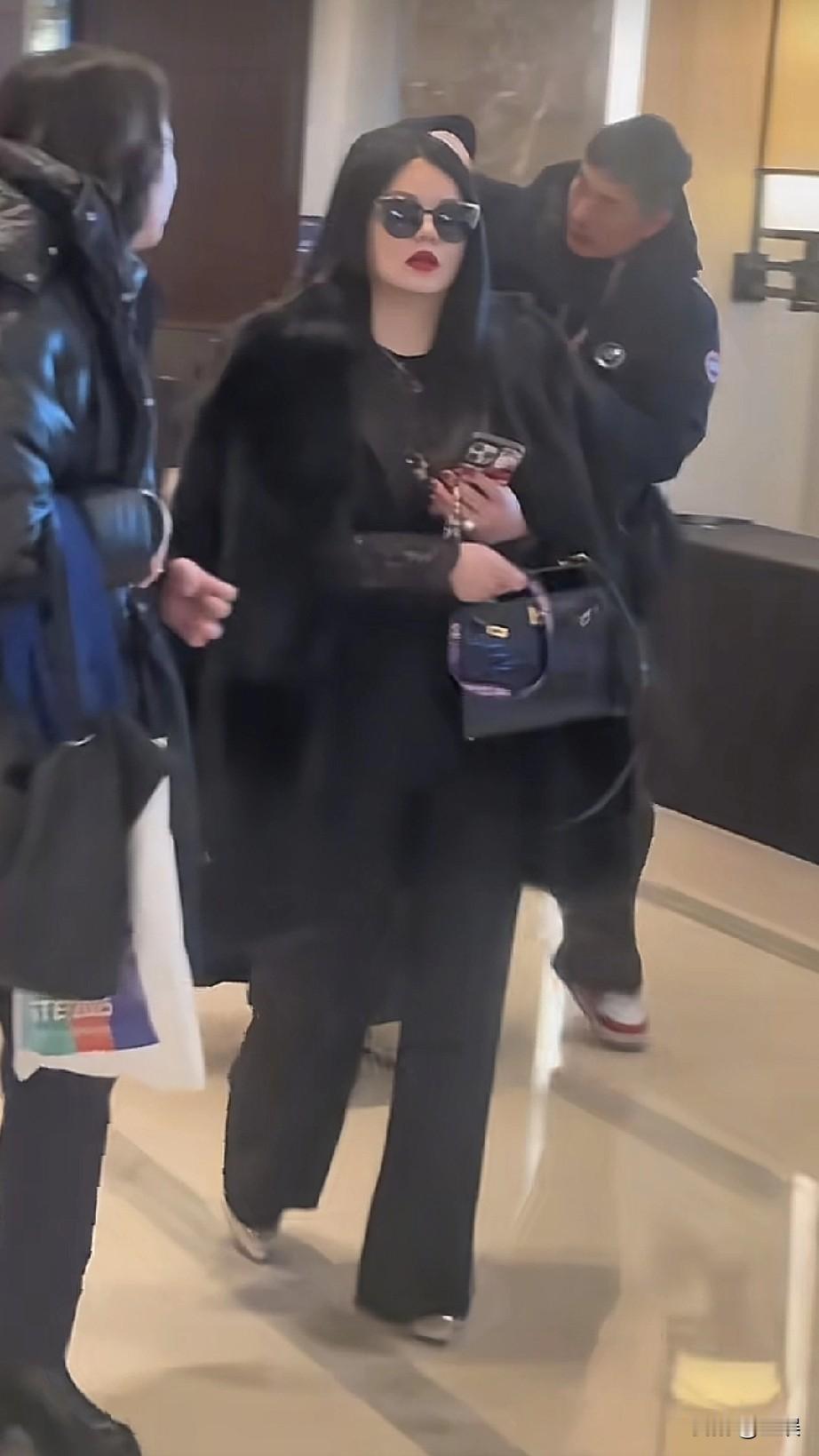 在哈尔滨松北香格里拉，李湘 一袭黑色穿搭搭配精致配饰，墨镜红唇。人群中，这般明星