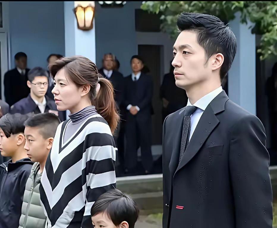 2017年，蒋万安携妻儿陪同父母一起回到浙江奉化老家祭祖时的一幕。 