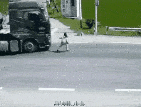 唉！能跑的过它吗？
又是一个缺少自我保护意识的女人，路边本就停着一辆车，挡住了你