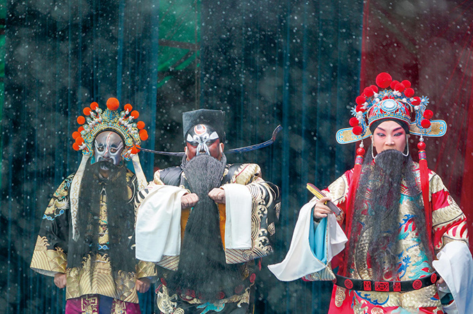 自费4万的秦腔义演他演了超400场用秦腔油彩遮脸却照亮了传承路秦腔非遗演员安万，