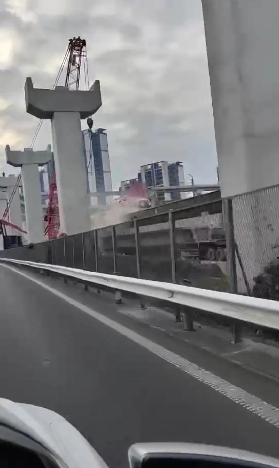 上海地铁11号线突发事故停运，看着真的十分揪心，太危险了，从视频看到这工地塔吊斜