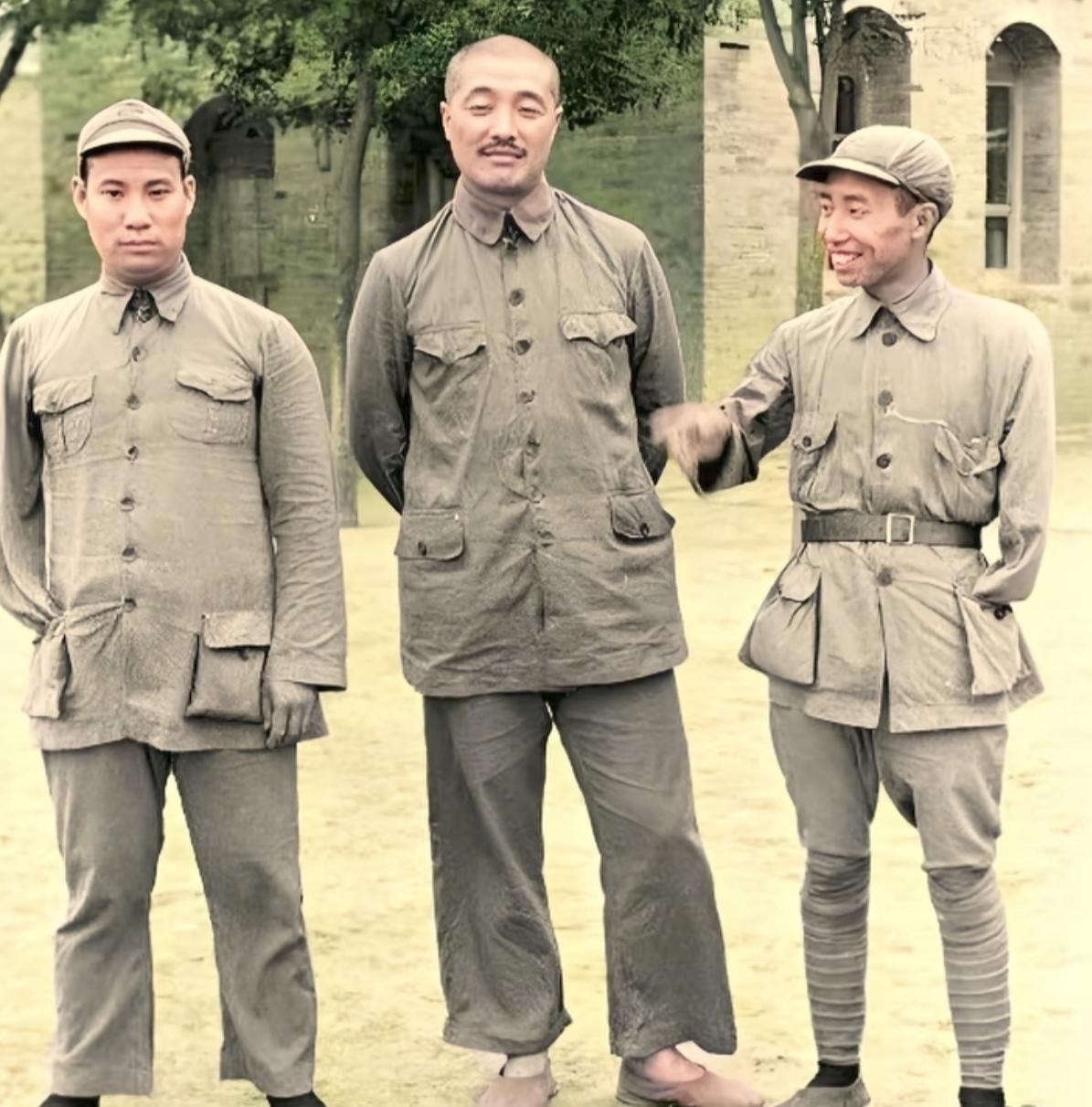 这三位可不是一般人！
看到这张1944年在延安拍的老照片，心里五味杂陈！
左边这
