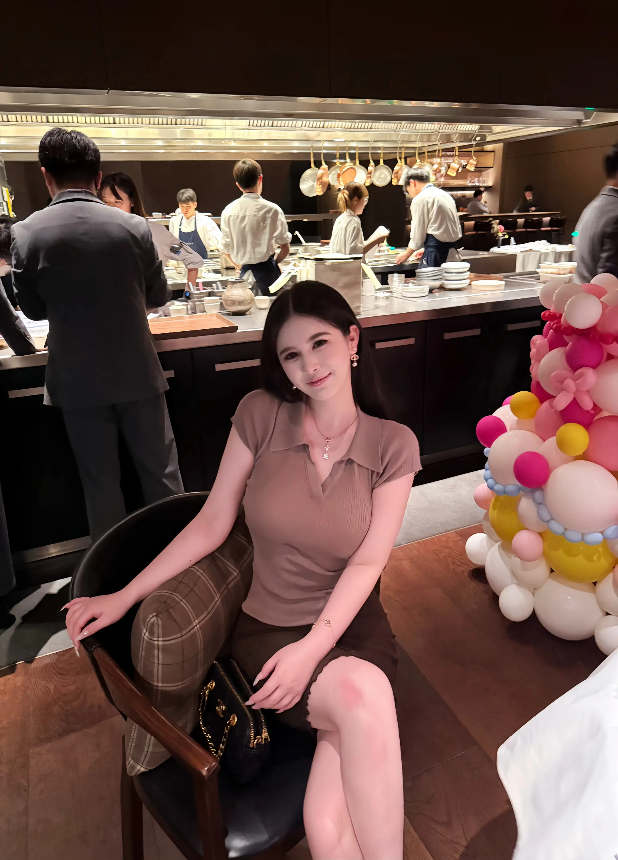 不知道别人，反正我这种女人要的东西很简单，一些买漂亮裙子钱，一些穿漂亮...