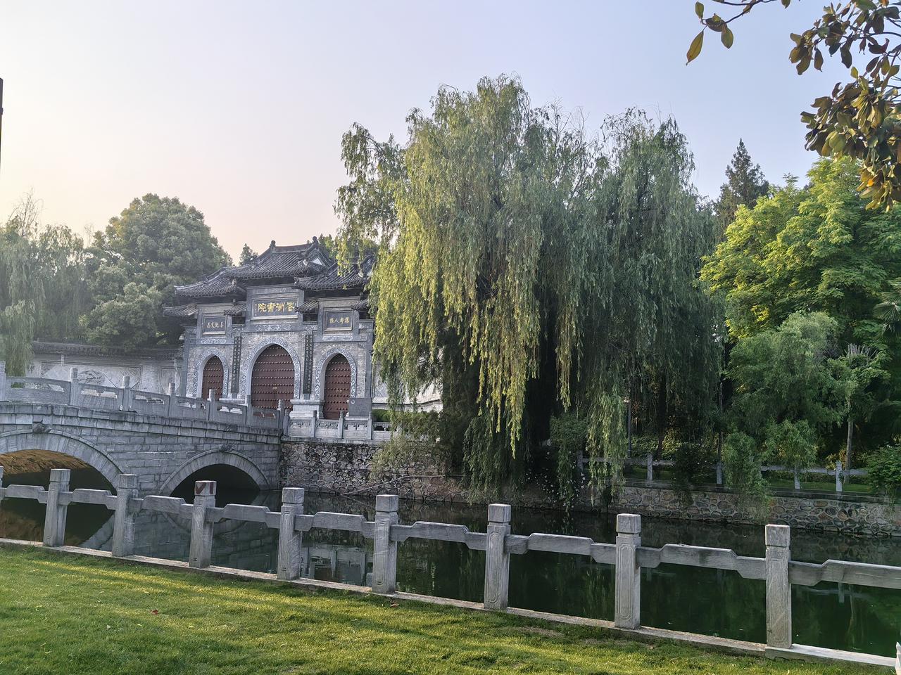 5月1日睡大觉，一觉睡到自然醒，
中午兵分两路去吃席；
5月2日洗衣服，刷鞋子，
