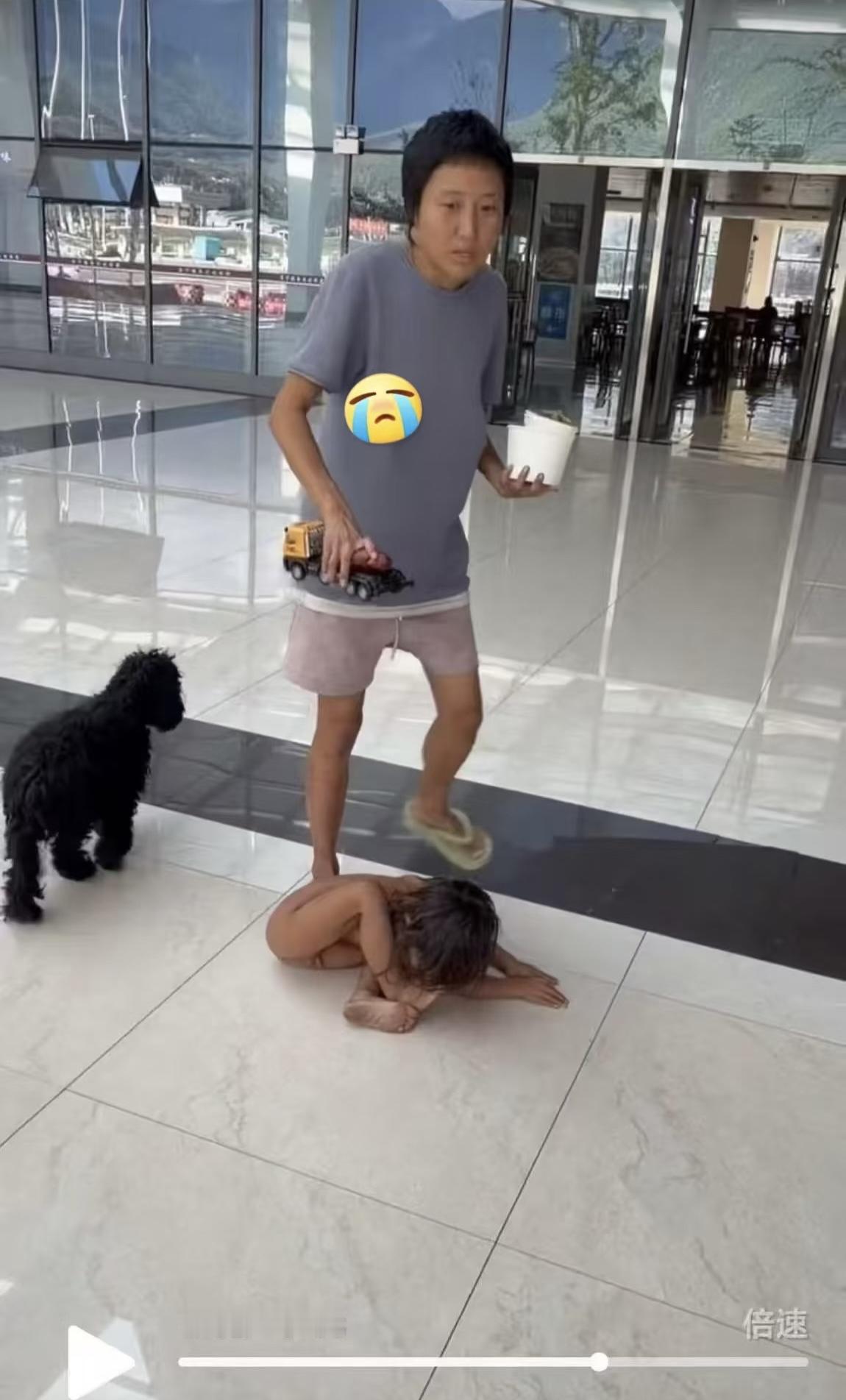 太可怕了啊！
被犬养的小孩，
从小跟狗养在一起

有网友纷纷表示：

赶紧纠正还
