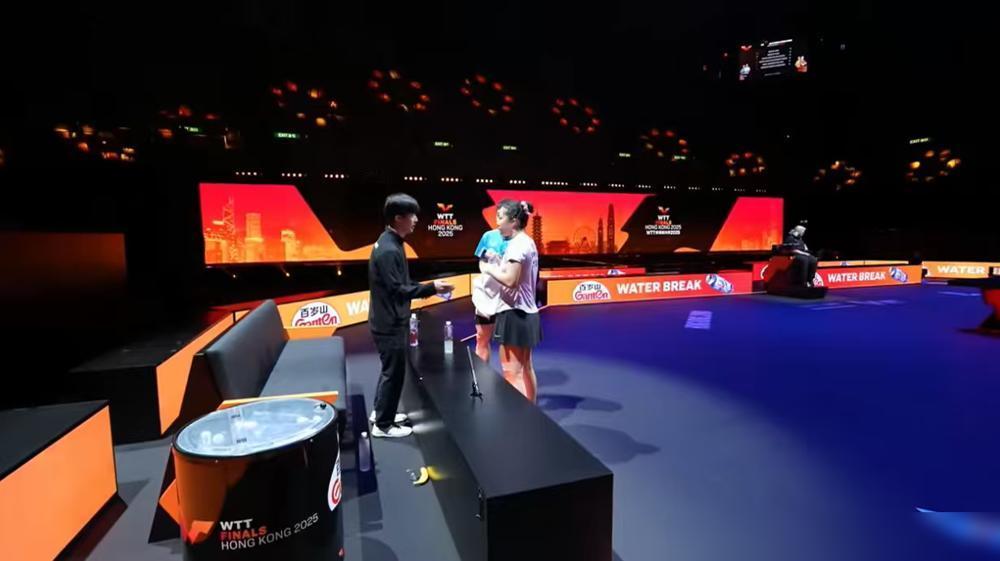 雨果彻底无语了，
​
只要高桥发球，
​
林钟勋就会反手拧拉得分，
​
高桥这超