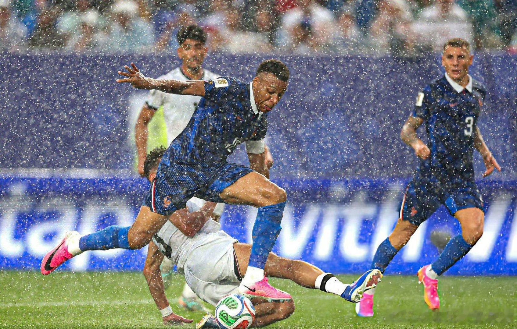 法国伊拉克 暴雨 法国vs伊拉克下半场因雷暴天气推迟法伊之战上半场尾声雨势骤增，