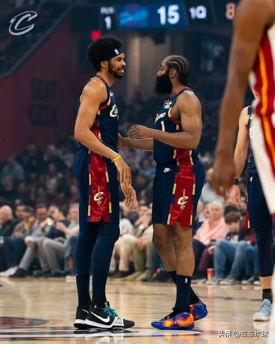 在目前大约 87分钟 的上场时间里，由 詹姆斯·哈登、埃文·莫布里和贾勒特·阿伦